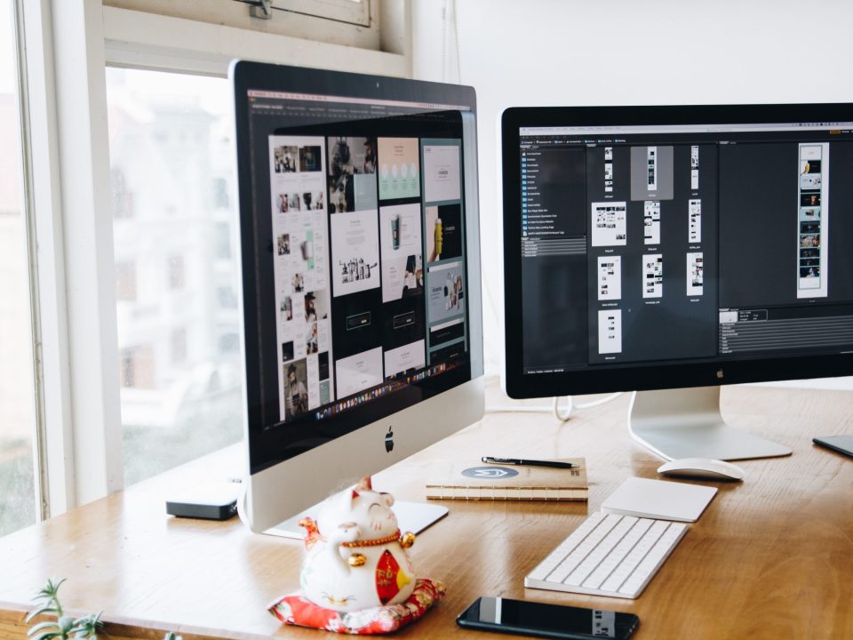 Silver Imac on Top of Brown Wooden Table